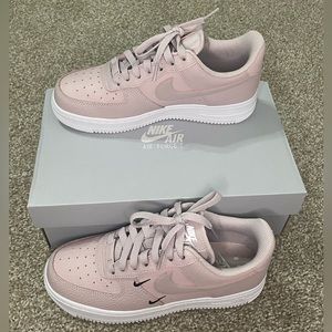 Nike- Air Force 1- 07 ESS- Platinum Violet